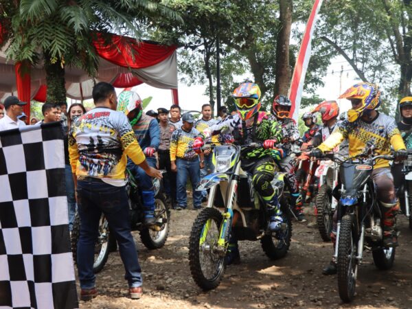 400 Rider Motor Cross Ikuti Trabas Kamtibmas Polres Karanganyar bersama Kapolda Jateng Irjen Pol. Drs. AHMAD LUTHFI, S.H.,S.St.MK.,