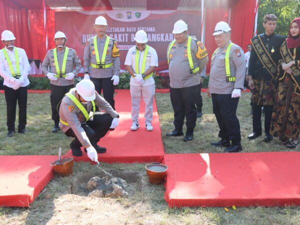 Kapolda Jatim Melakukan Peletakan Batu Pertama (Ground Breaking), Pembangunan RS Bhayangkara di Pamekasan