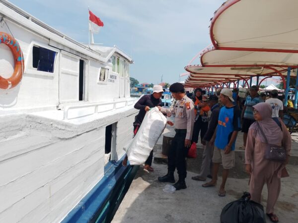Polsek Kepulauan Seribu Utara Berikan Pengamanan Ketat di Dermaga Pulau Harapan untuk Mencegah Masuknya Narkoba dan Miras