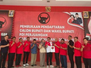 Mantapkan Diri Ikuti Kontestasi Politik, Ricky Ananta Pengacara Kondang Semarang Ambil Formulir Balon Bupati dan Wakil Bupati di Kantor PDIP Semarang