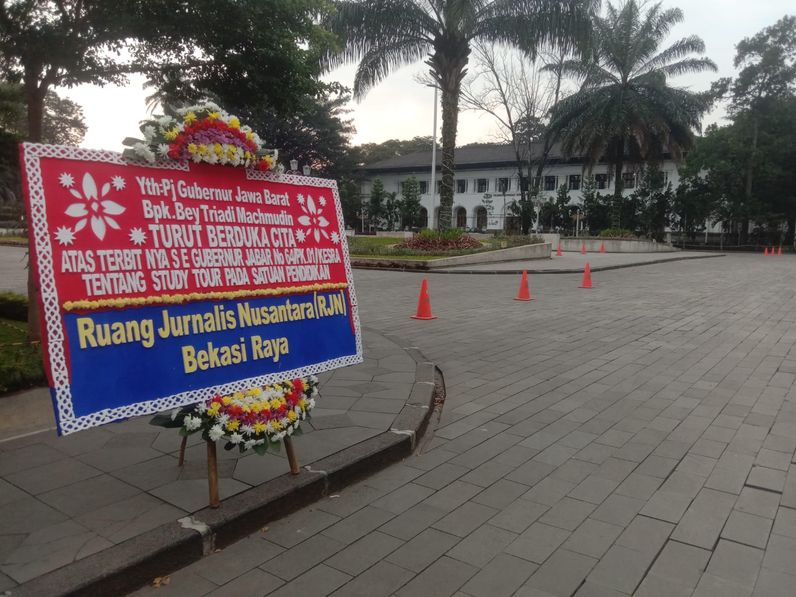 Foto : Kiriman Karangan Bunga di Halaman Kantor Pj Gubernur Jawa Barat (gedung sate)