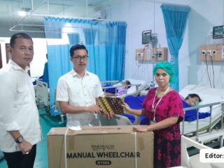 Wakapolri Komjen Agus Andrianto,SH,MH Berikan Bantuan Kursi Roda dan Sembako Kepada Ibu Nuraini Yang Dirawat di ICU Rs Bina Kasih Sunggal
