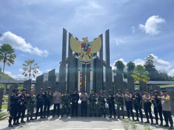 TNI-Brimob menjaga perbatasan, Satgas Pamtas RI-Malaysia Yonarmed 16/TK melaksanakan patroli bersama dengan Brimob Polda Kalimantan Barat