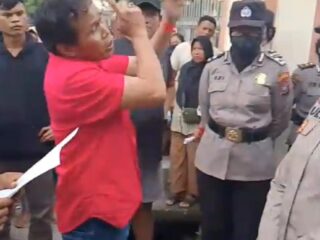 Ratusan Warga Kecamatan Pancur Batu Demo Minta Pria Berinisial ESG alias Godol Dihukum Berat !