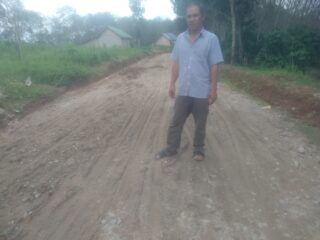 Antusias Masyarakat Desa Mekar Jaya  Kecamatan Buay Pemaca Bergotong Royong Menimbun Jalan Yang Berlubang Dan Becek