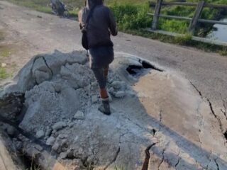 Tak Tersentuh Pemerintah Jembatan Penghubung Antar Desa di Desa Bakti Rasa Sragi Ambrol