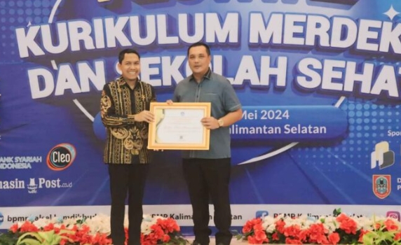 Walikota Banjarbaru Kembali Terima Penghargaan Dari BPMP Kalsel Dalam Tingkatan Mutu Pendidikan