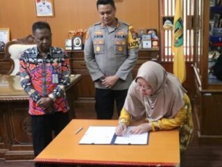 Pj Bupati Tabalong Menyerahkan Dana Hibah Bagi Kepolisian Dan TNI Untuk Pengamanan Pilkada 2024