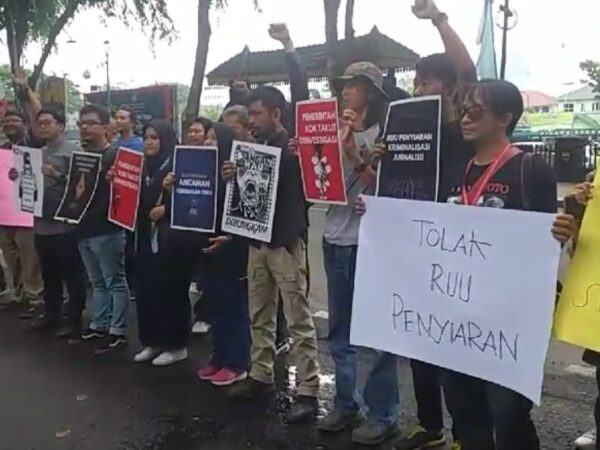Ratusan Elemen Jurnalis Kota Medan Geruduk Kantor DPRD Sumut, Tolak RUU Penyiaran