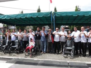 Pj Bupati Surung Charles Bantjin Serahkan Bansos untuk 69 Penyandang Disabilitas di Dairi