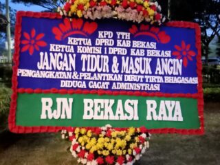 Foto : Kiriman Karangan Bunga di Halaman Gedung DPRD Kabupaten Bekasi