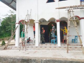 Babinsa Serda Melkisua Kause Gotong Royong Rehab Tembok Gereja 