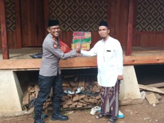 Kapolsek Cirinten berikan bantuan Sembako untuk Ponpes Asy Bani Ali