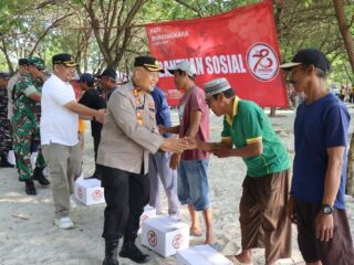Kapolres Kepulauan Seribu dan Forkopimkab Bagikan Bantuan Sosial di 4 Pulau untuk Sambut Hari Bhayangkara ke-78