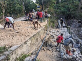Pemerintah Desa Noemeto Mulai Pemasangan Bronjong di Dusun Aleupah