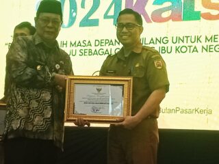 Gubernur Kalsel Berikan Penghargaan Kepada RSD Idaman Banjarbaru Di Job Fair Kalsel 2024