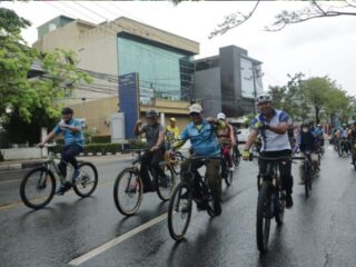 Gubernur Kalsel Gowes Bersama Forkopimda, TNI-Polri Dan Grup Pecinta Sepeda Ontel 