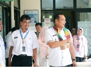 Walikota Banjarbaru, HM Mufti Ariffin Serahkan Bantuan Mobil Ambulance Untuk 2 Puskesmas Di Kota Banjarbaru