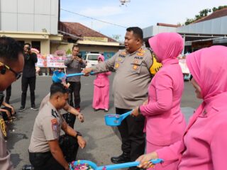 Kapolres Siram Air Kembang, Tradisi Kenaikkan Pangkat Personil Polres Pamekasan Periode 1 Juli 2024
