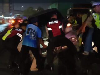 Polisi Evakuasi Mobil Yang Tersangkut Pembatas Jalan Di Tanjung Priok
