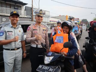 Operasi Patuh Krakatau 2024 Polres Lampung Selatan Berikan Paket Sembako Pengendara Yang Patuh Berlalu Lintas,