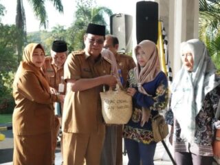 Gubernur Kalsel H.Sahbirin Noor Bagikan 9 Ribu Paket Sembako Program Keluarga Harapan (PKH)