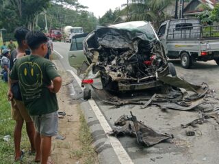 Mobil Innova Vs Truk Terlibat Adu Banteng Di KM 25 Bontang - Samarinda