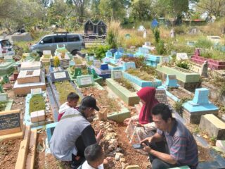 Tim Paslon BZ-WIN antar Keluarga Alm Ayu untuk Ziarah ke Makam di Palembang